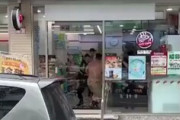 【動画】セブンイレブンで暴れたまんさん、警察に殴り殺される