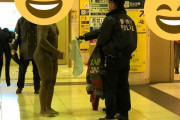 【画像】六本木駅に全裸黒人現るｗｗｗ