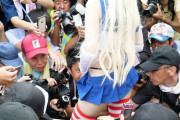【画像】女コスプレイヤーさん、コスプレより下半身を撮られる
