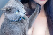 猫さん、爆乳コスプレイヤーの胸にタッチしてしまう…
