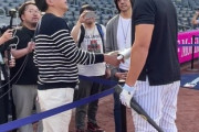 【画像】謎の日本人、ヤンキースのスター選手から続々と握手を求められて現地記者困惑