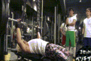 【衝撃】松本人志さん、ベンチプレス135㎏を3回もしてしまう…