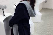 【画像】Gカップ美女が男子トイレで立ちションｗｗｗｗｗｗ