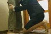 【個人撮影】不倫関係？玄関で盗撮されているスーツ姿の女性と男の生々しい会話や性行為映像がこちら