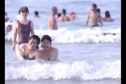 【動画】海水浴場でマン○が丸見えになってしまった女子大生が激写されるｗｗｗこれはエロい