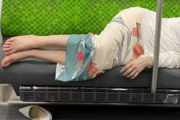 【画像】美人女子さん、泥酔して電車で寝てしまう