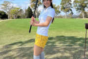 人妻の鷲見玲奈アナ、ミニスカニーソの画像がエッチすぎるww美脚際立つゴルフウェアでスイングする写真が大反響！