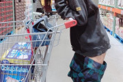 【画像】えちえち女さん、コストコで突然ズボンを脱ぎ始めてしまうwwwww