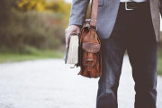 【画像】男が持つべきバッグ、ついに決まるｗｗｗｗ