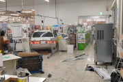 【画像】スーパーに車が突っ込む。お前らが想像する2倍は突っ込んでる