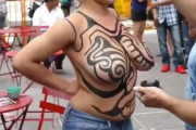 爆乳女性が野外でボディペイントをしてもらっているけど良いのか？？