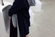 【画像】美少女が男子トイレで立ちションを披露しちゃう