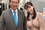 【朗報】巨乳地方アナウンサーさんの偉いおじさんとの距離感wwwwwwwww