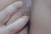 無修正・自画撮り　ヒクつくマ〇コから粘度高いマン汁！アナル指入れアリの局部接写の自慰投稿動画