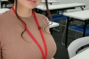 【画像】爆乳ノースリーブニットとかいうこの世の精子総量を増加させる為に生み出された存在