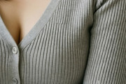 【画像】お○ぱいがデカくて服のボタンが閉まらん…