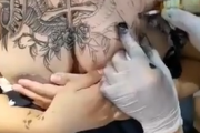 【動画】刺青師さん、合法的におっぱいをﾊﾞﾙﾝﾌﾞﾙﾝしてしまう…