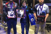 【悲報】eスポーツ日本代表さん、外人選手と並んで写真を撮られてしまう