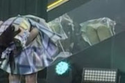 HKT48のアイドルが背面ミラーで斬新なパンチラをしてしまう