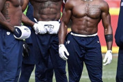 【画像】NFL選手の筋肉w w w w w