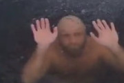【動画】ロシア人、遊泳中に氷が張ってしまい死亡