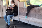 【悲報】日本人「電車にマナー悪いガキがいた！みんな叩いて叩いて！！」?→なぜか自分が炎上