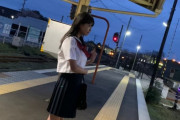 【画像】夜の無人駅でホームにセーラー服着た美少女と2人だけだったらお前らどうするの？ｗｗｗ