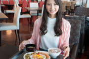【画像】女性さん、行列のできるような定食屋で酷すぎる女性差別を受けてしまう……