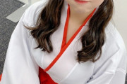 【ｴﾁ画像】本郷柚巴ちゃん、巫女さんのコスプレで大きなお乳を強調してしまう