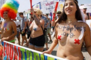 女性の胸は犯罪ではない 上半身裸の女性達が抗議デモ 男は海で裸でも逮捕されない（画像あり）