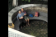 公園の一角で乳を揉みまくるカップルですが・・・