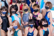 【画像】 水着姿のマスクドお姉さんの集団がこちら...
