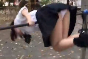 【動画】女さん、鉄棒中にスカートとパンツめくられて怒る
