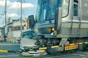 ◆【兵庫】踏切に誤進入したパッソに快速電車が突っ込む瞬間がドラレコに記録される。