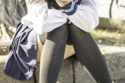 【画像】M字開脚でおパンティ見せつける制服JKがエロすぎるｗｗｗｗ