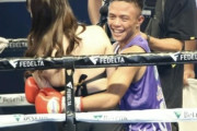 【悲報】勝利したボクサーがラウンドガールに抱きついてしまうwwwwwwwwwww