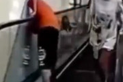 【事故動画】ガキ、エスカレーターで首を挟まれてしまう....