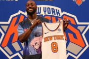 【悲報】NBAオールスター選手、移籍会見で謎のアニメTシャツを着てしまう?