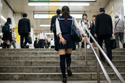 駅でミニスカ抑えながら階段登るJKｗｗｗｗｗｗｗｗｗｗｗｗｗｗｗｗｗｗｗｗｗｗｗｗ