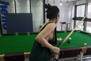 ビリヤードなのに横乳が見えそうな女性が僕は大好きｗｗｗ