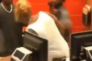 【悲報】マクドの黒人店員さん、クレームをつけにきた客をボコボコ