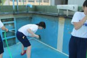 【画像】JKが学校のプールを掃除する光景ｗｗｗｗｗｗｗｗ