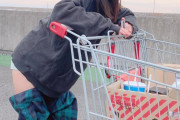 【画像】エチエチ女子、コストコで突然ズボンを脱ぎ始めてしまうｗｗｗｗ