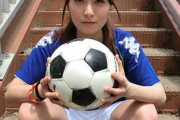 【悲報】サッカーを応援する女、ほぼ痴女