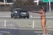 【動画】米国見せたがり女子、全裸で高速道路に現れ通りがかる車に拳銃をぶっ放す♥