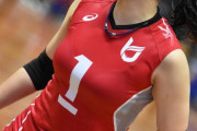 【画像】女子バレー選手、胸が大きすぎてブラが透けてしまう