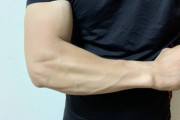 【悲報】筋トレマンワイ、腕の筋肉がおかしい感じになる