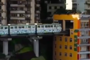 【動画】中国の電車、アパートの中を通過する