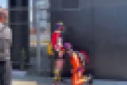 街中でコスプレをしてフェラ中のカップルがド変態すぎて周りが引いているｗｗｗ