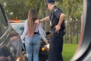 【動画】アメリカ警察さん、ムチムチ女さんに対して念入りに職質する・・・
